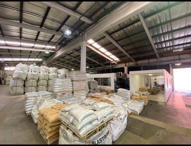 1,650M² WAREHOUSE TO LET IN NEW GERMANY